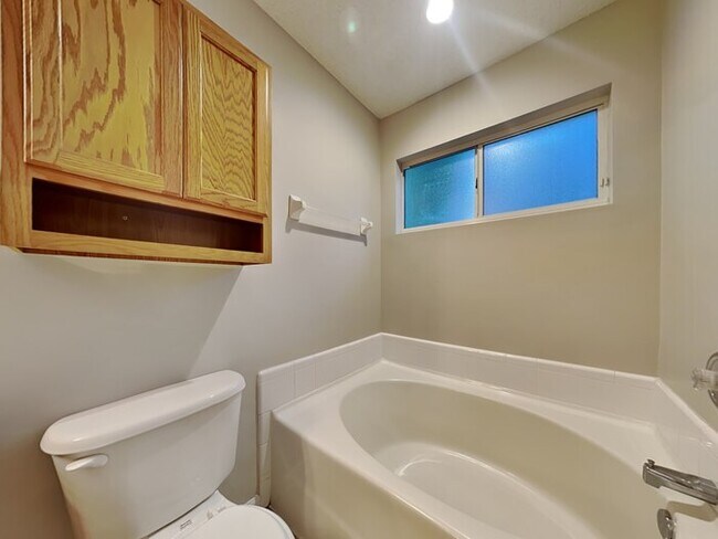 Building Photo - 4-bed, 2-bath home in Sheffield Oaks