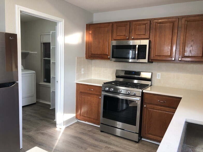 Kitchen & Laundry - 5805 Speyside Dr