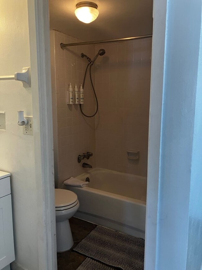 Building Photo - Furnished Beachside Studio Apartment