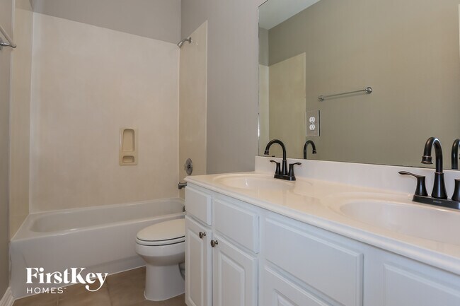 Building Photo - 18414 Bluff View Dr