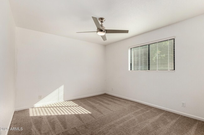 Building Photo - 687 E Park Ave