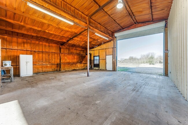 Building Photo - Horse property with shop in country oasis