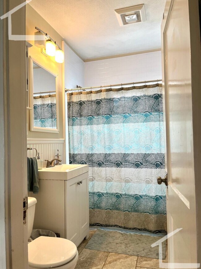 Building Photo - Free Laundry, Parking, Stainless Steel appliances, Backyard