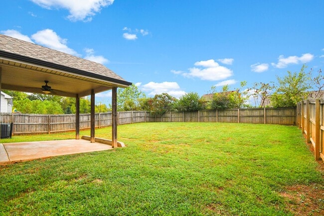 Building Photo - Pet Friendly Three Bedroom!