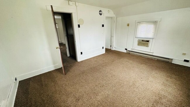 Building Photo - 483 W Perry St