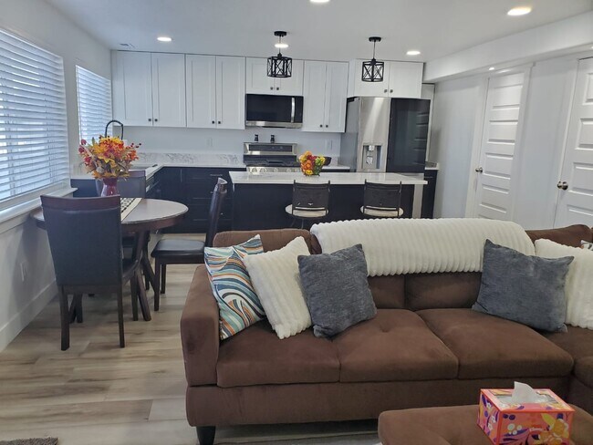 Building Photo - 704 N Bennedict Dr