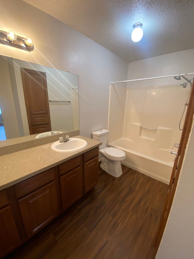 Building Photo - Langtry Apartments- 1 Bedroom 1 Bathroom