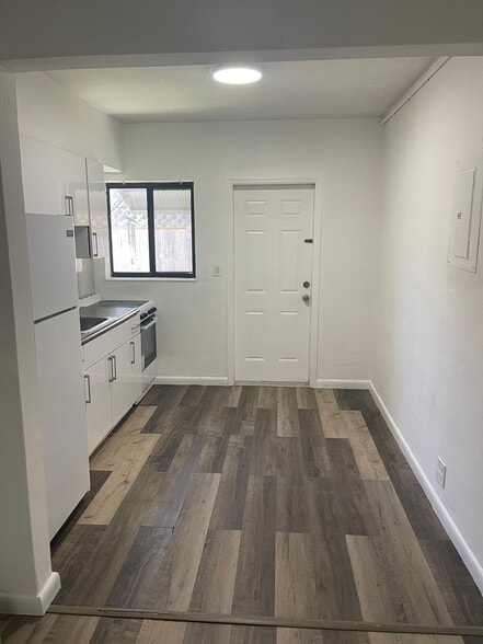 Building Photo - 11301 Peachtree Dr