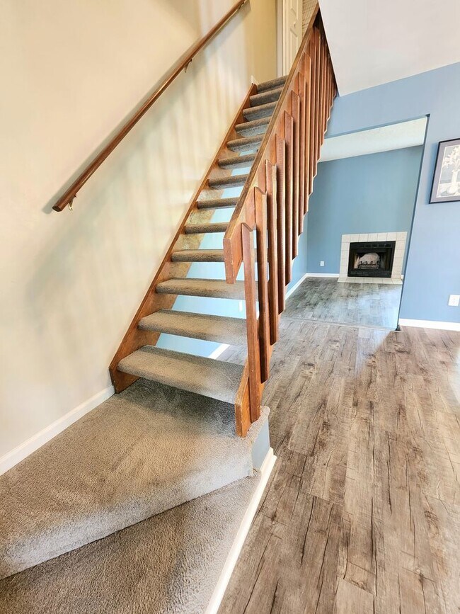 Building Photo - End Unit Townhouse in Chimny Hill