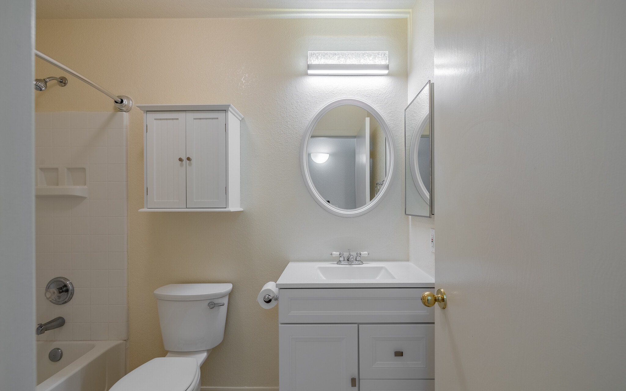 Hall Bath - 10397 E Rose Hill St