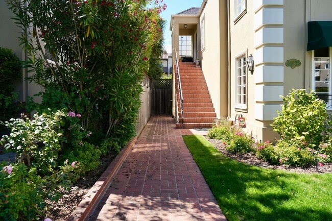 Building Photo - Charming & Spacious 3BR/2BA Lower-Level Home in Prime Baywood Location