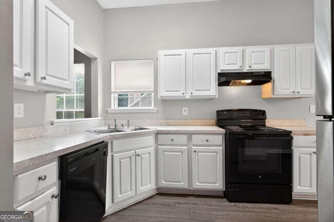 Building Photo - 5470 Twin Lakes Dr