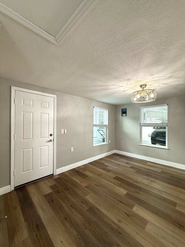 Building Photo - 1704 E Elm Rd