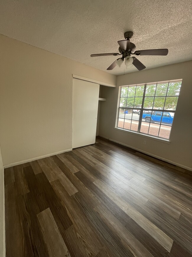 Building Photo - 10902 Bywood Dr