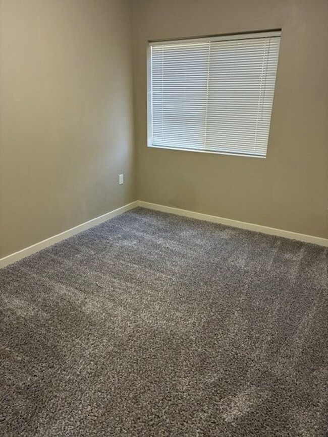 Building Photo - BW8920