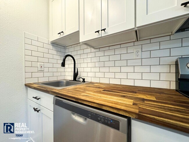 Building Photo - Renovated 1BR w/ Patio, Yard Access & Pet-Friendly Living!