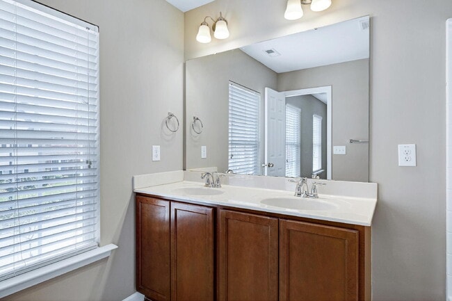 Building Photo - 1038 Ileagnes Rd