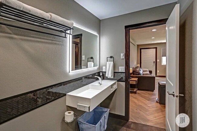 Building Photo - 5011 Charmwood Dr