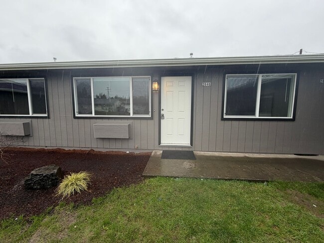 Building Photo - Newly Remodeled Large 2 Bedroom!