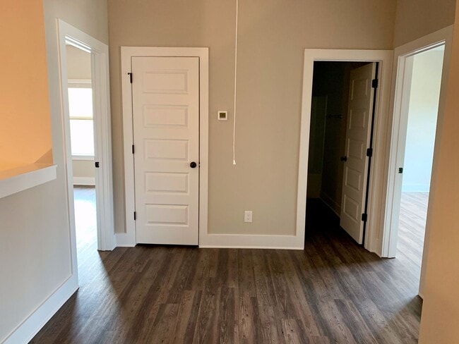 Building Photo - 3 bedroom home with garage and fenced backyard!