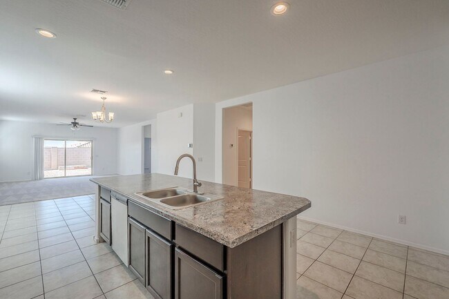 Building Photo - Gorgeous 4 Bed / 2 Bath Home – Move-In Rea...