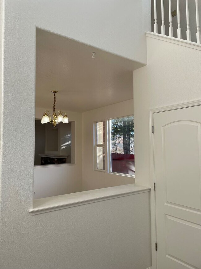 Building Photo - Large Home off Mcarran