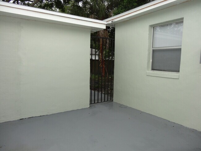 Building Photo - Stunning Corner-Lot Rental: 4BR/2BA with Courtyard