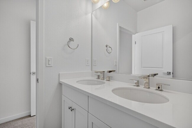 Building Photo - Charming 3-Bed, 2-Bath Home in Sacramento