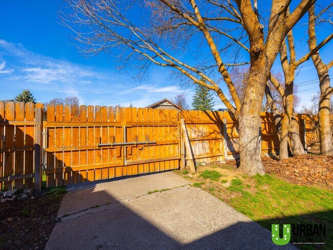 Building Photo - Charming 4-Bedroom Home with Fenced Yard, Garage & Washer/Dryer – North Spokane