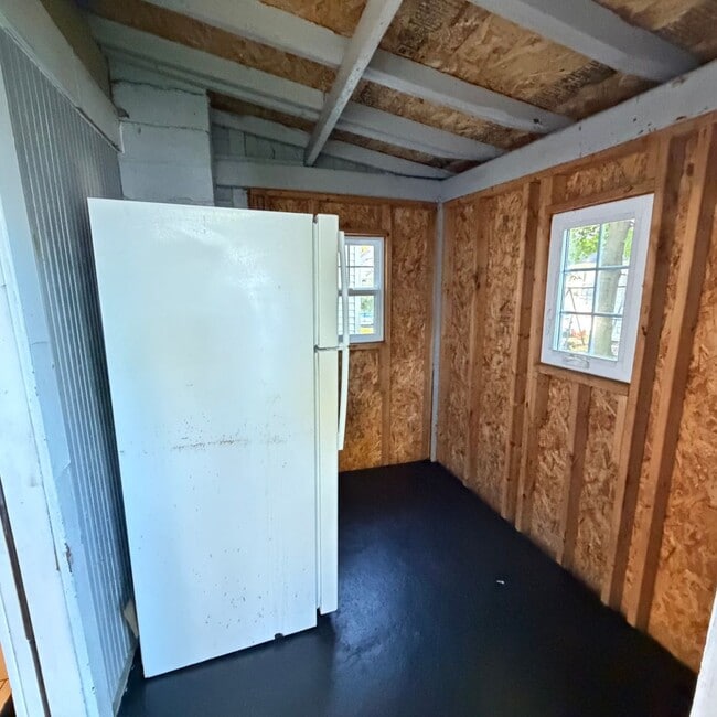 Building Photo - Large 3 bedroom home with a den!