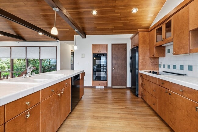 Building Photo - 4Bd/2.75Ba Seattle House