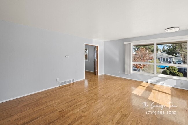 Building Photo - CHARMING WESTSIDE 2BD HOME with A/C - Security Deposit Waiver Available - NO RENT TILL JANUARYT