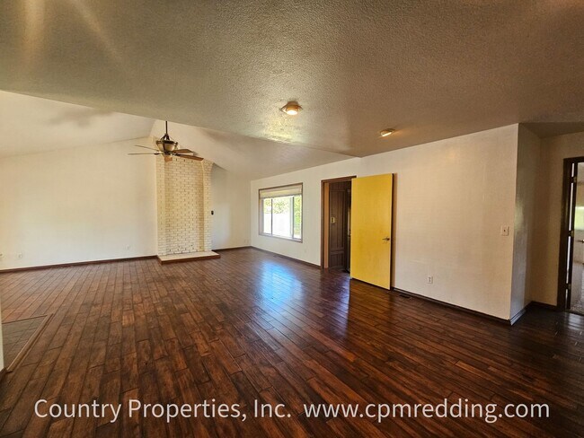Building Photo - Stunning House with a Pool in West Redding Coming Available in August!
