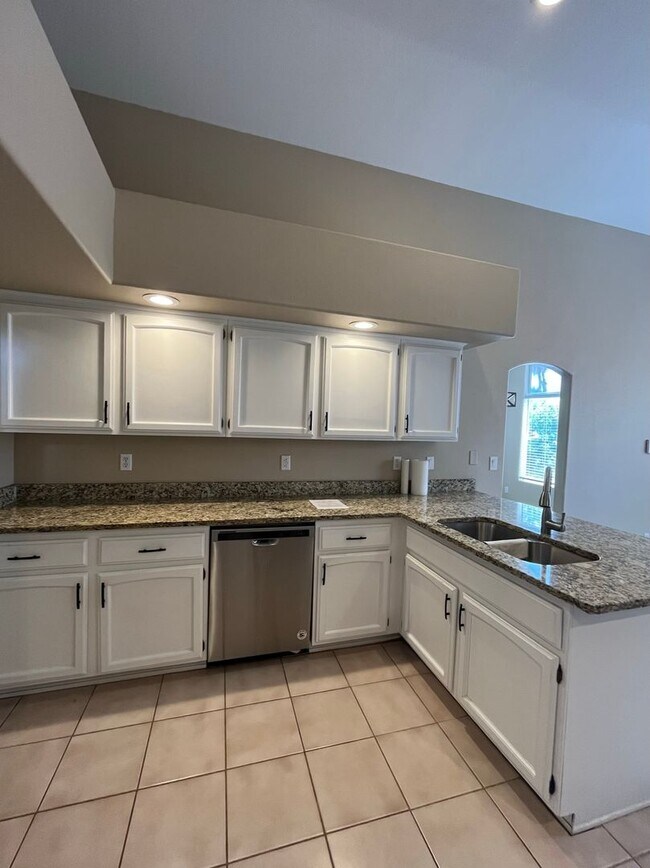 Building Photo - 4 Bedroom Home Near N McQueen Rd and E Cha...