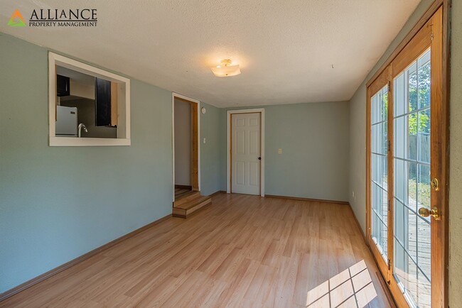 Building Photo - 360° VIRTUAL TOUR ~ Large Home on East Sid...