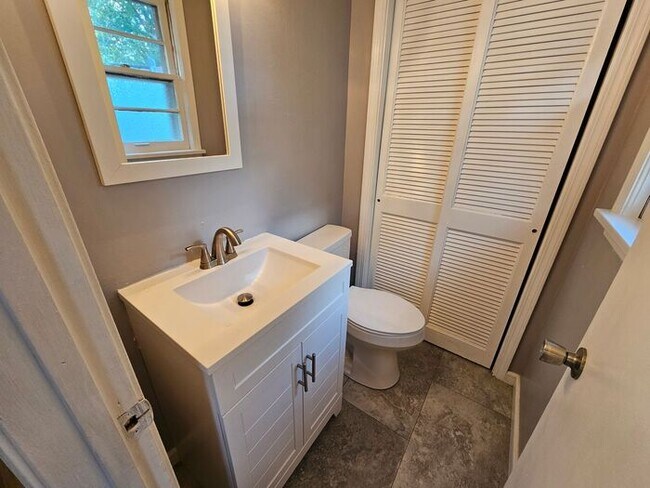 Building Photo - Spacious 3 Bedroom, 1.5 Bath House with Detached Garage