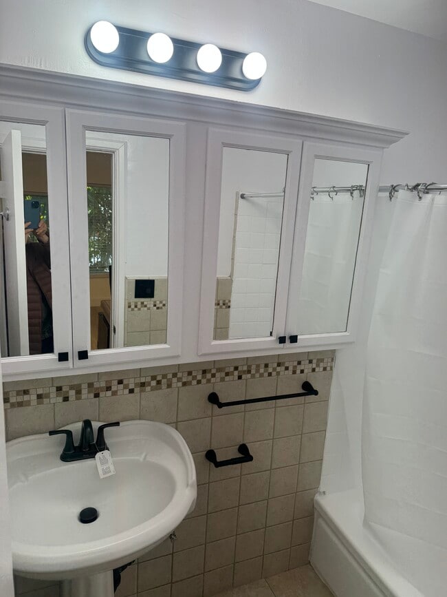 Building Photo - 1810 N Bronson Ave