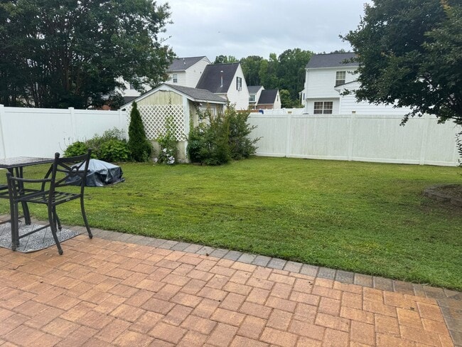 Building Photo - Spacious Three Bedroom Home