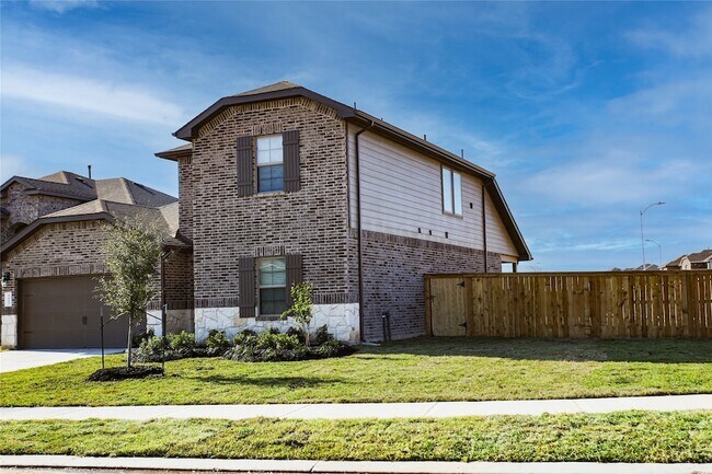 Building Photo - 5615 Cedar Cres Ct