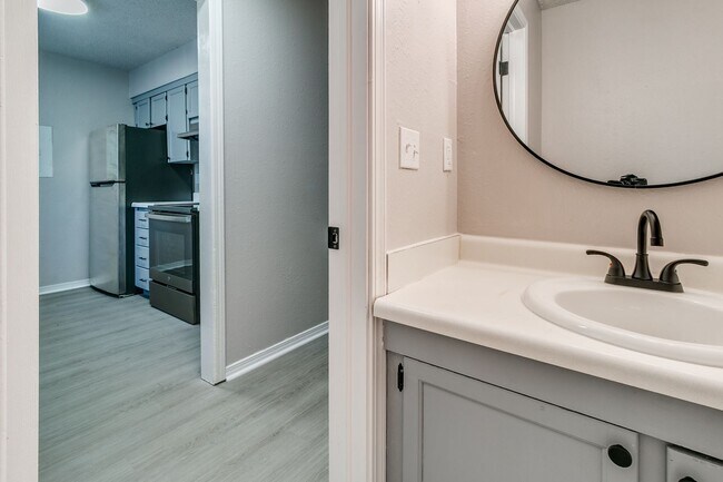 Building Photo - Newly Renovated 2bed 2 bath !Townhome