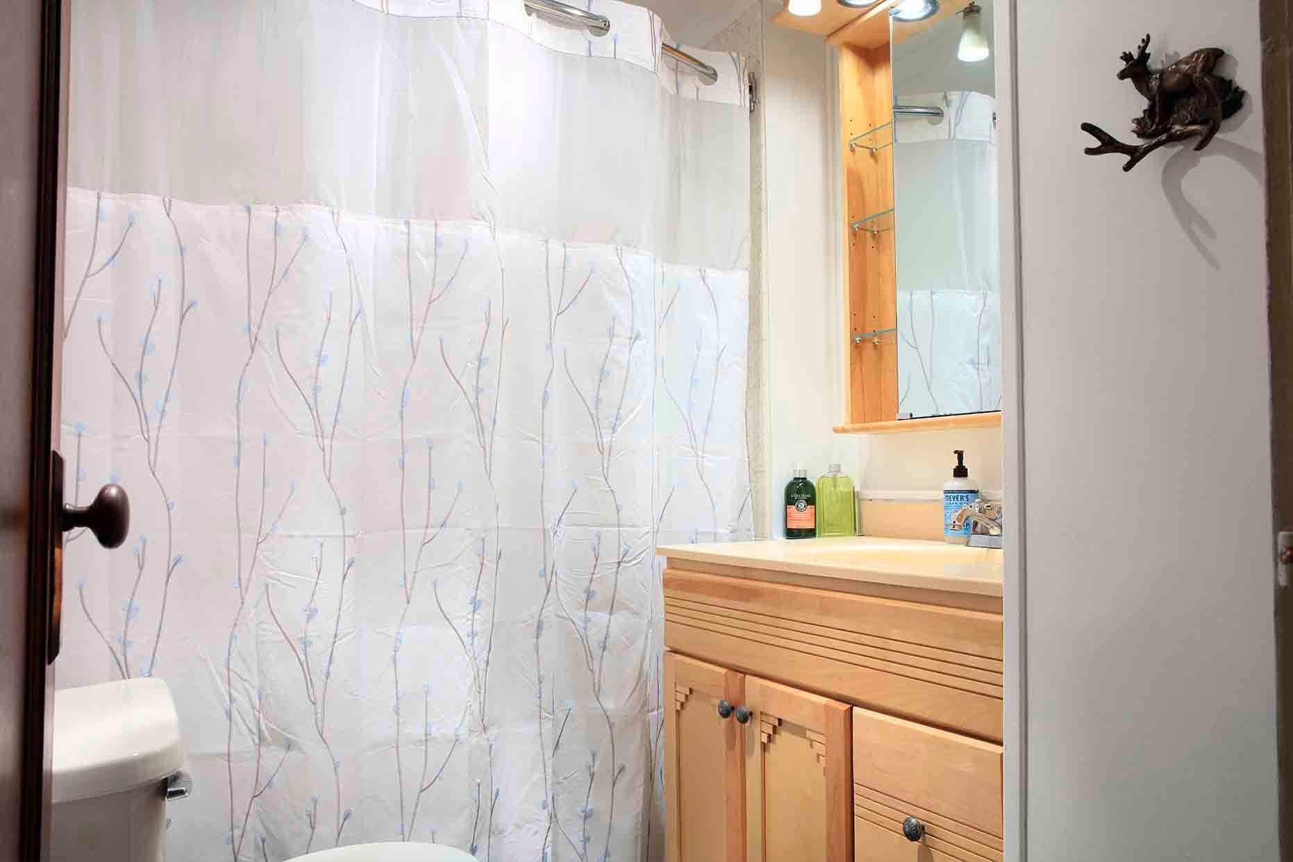 Full Bathroom - 2927 Riverside Dr