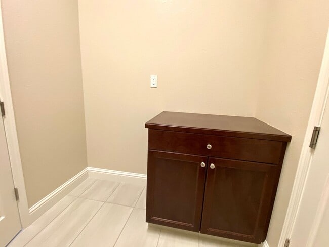 Building Photo - $2,495 Leonard & Ashlan, 3 Bedroom Home - ...