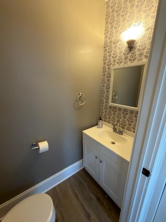 Building Photo - 302 N Sumner St