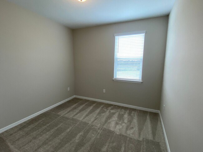 Building Photo - 4/2/5 Winter Garden Townhouse