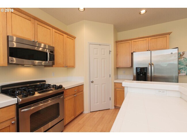 Appliances & Pantry - 1120 SE Tamora Ave