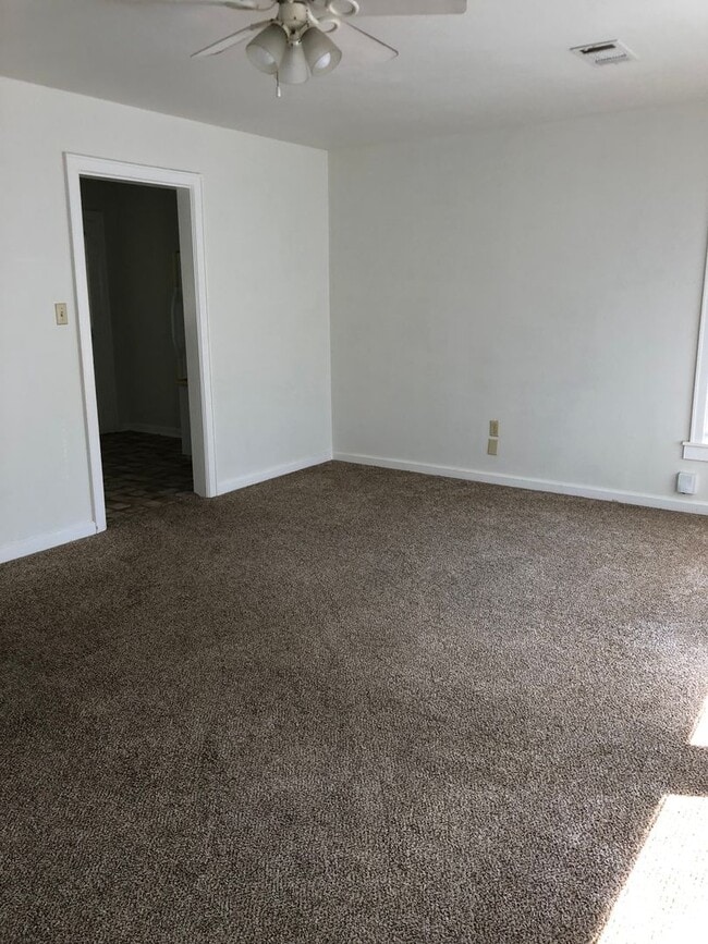 Building Photo - Charming 2 Bedroom Home with Garage in Sea...