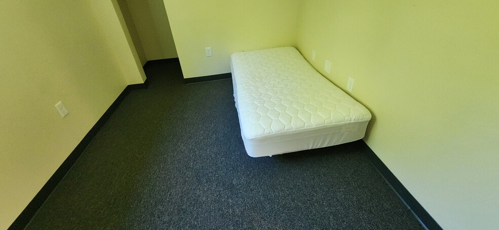 Unit 40 Room For Rent - 324 Valley St