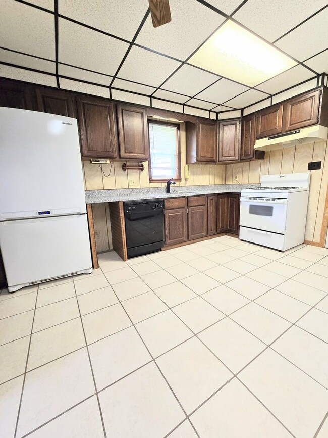 Building Photo - Charming 2-Bedroom Home with Fenced Yard, ...