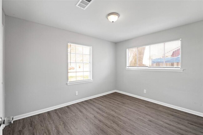 Building Photo - 9610 Foredale St