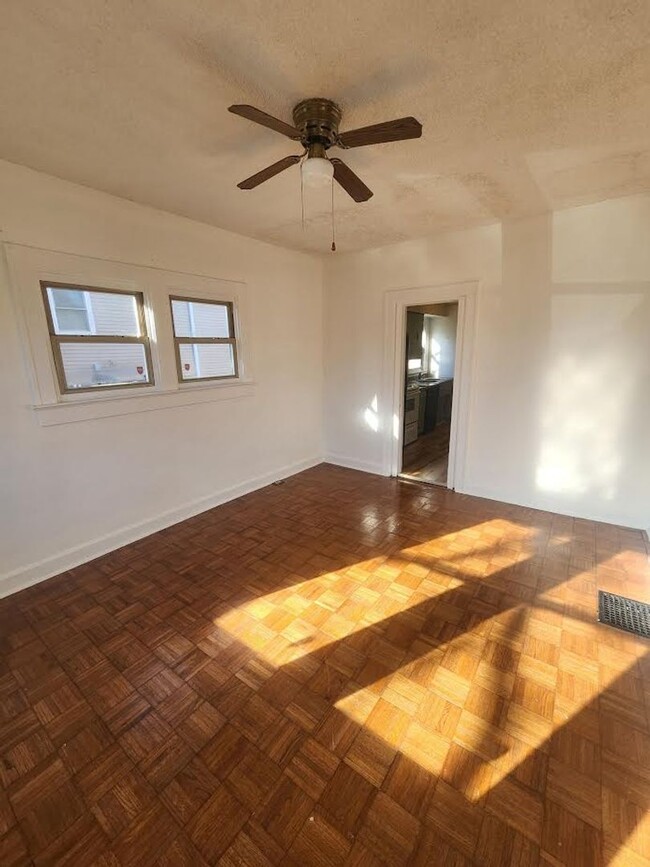 Building Photo - Spacious Two Bedroom Triplex in Mooresvill...